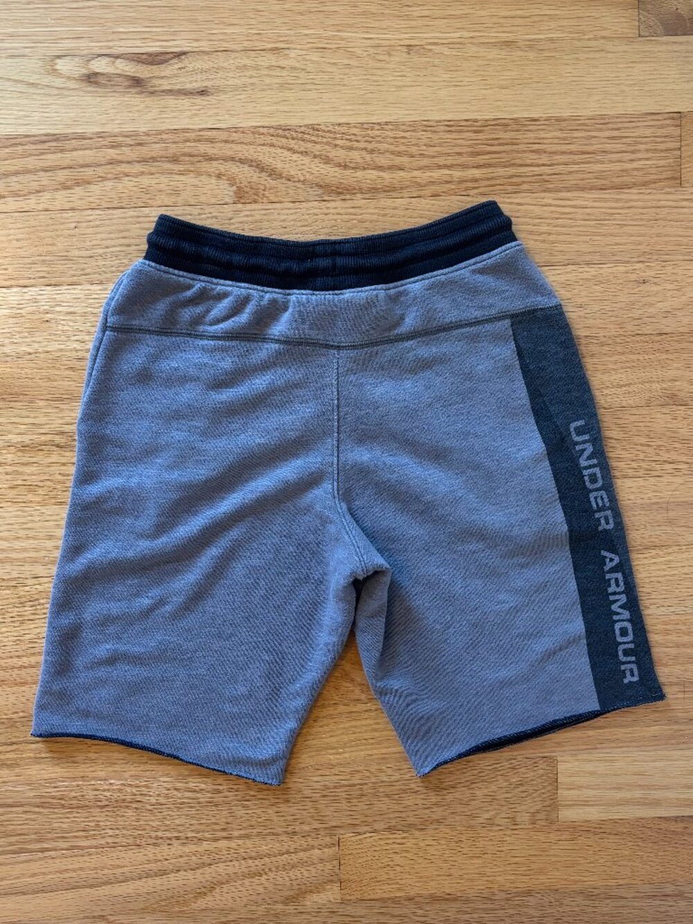 UNDER ARMOUR Gray ColdGear Raw Edge Loose Shorts Youth Small - Picture 3 of 6